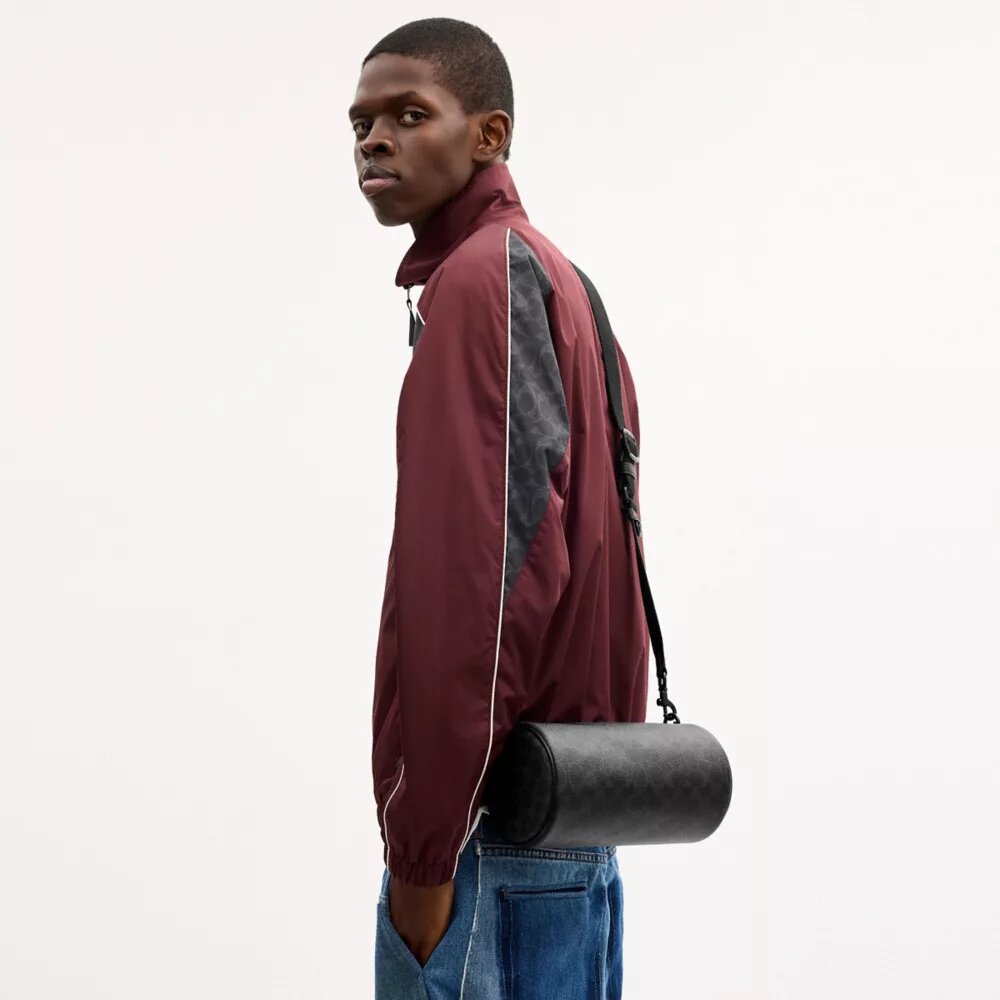 Andre Barrel Bag 24 aus Signature Canvas