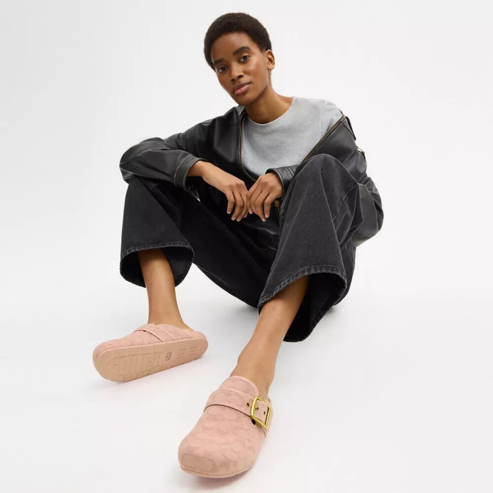 Archival Clogs mit Schnalle aus unserem charakteristischen Jacquard-Canvas