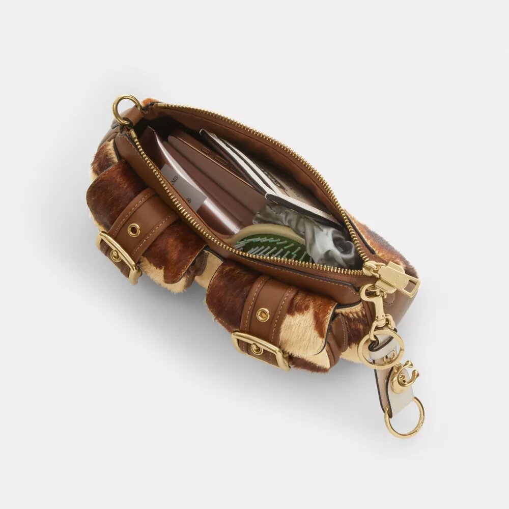 Ashton-Schultertasche aus Haarkalbsleder mit Kuhmuster