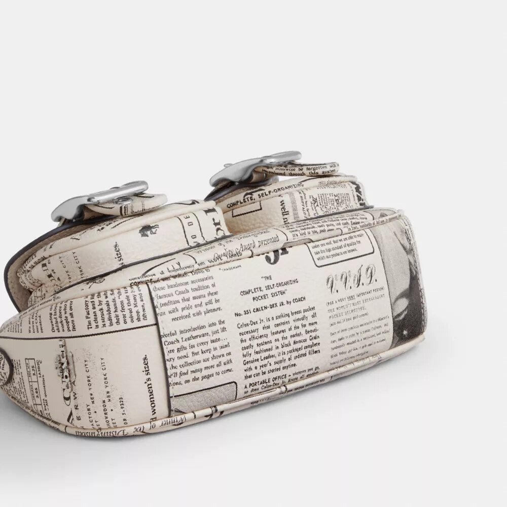 Ashton-Schultertasche mit Zeitungsdruck