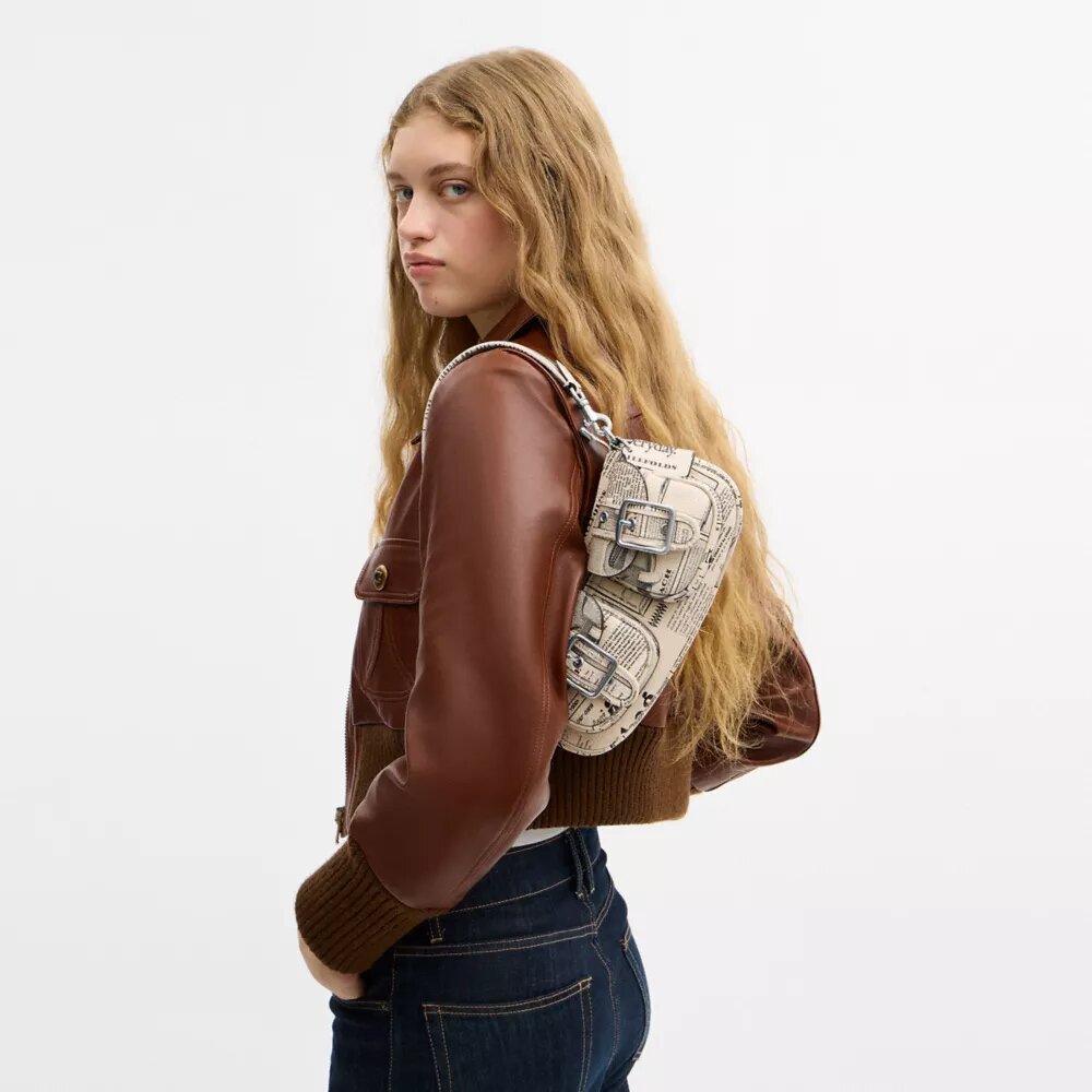 Ashton-Schultertasche mit Zeitungsdruck