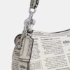 Ashton-Schultertasche mit Zeitungsdruck