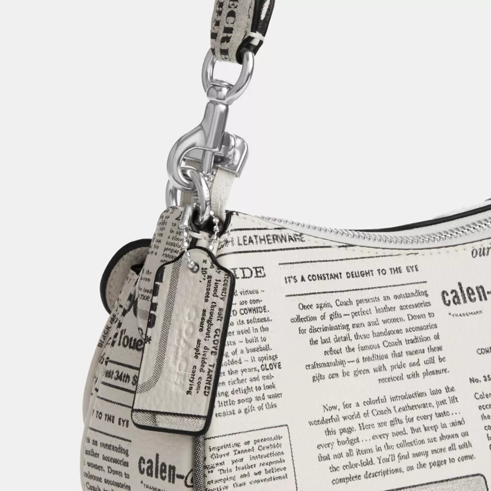 Ashton-Schultertasche mit Zeitungsdruck