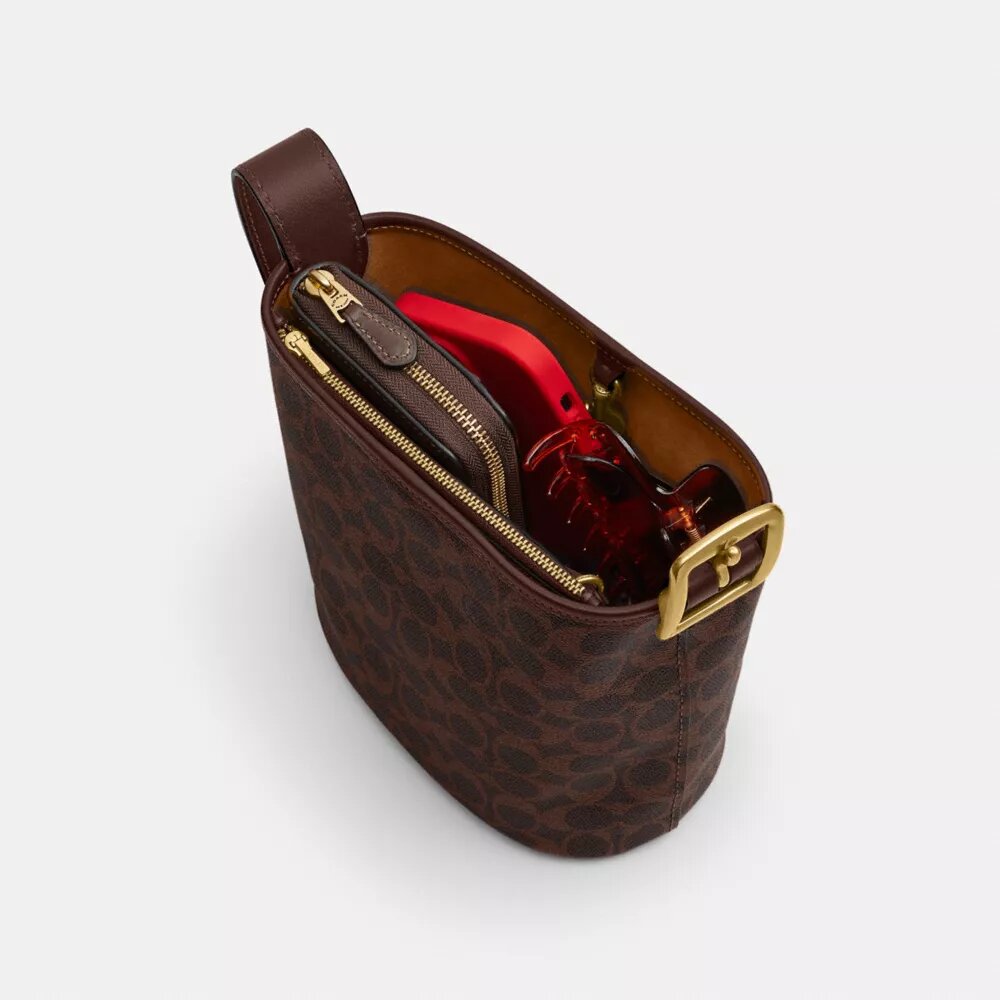 Bleecker Bucket Bag 21 aus Signature Canvas