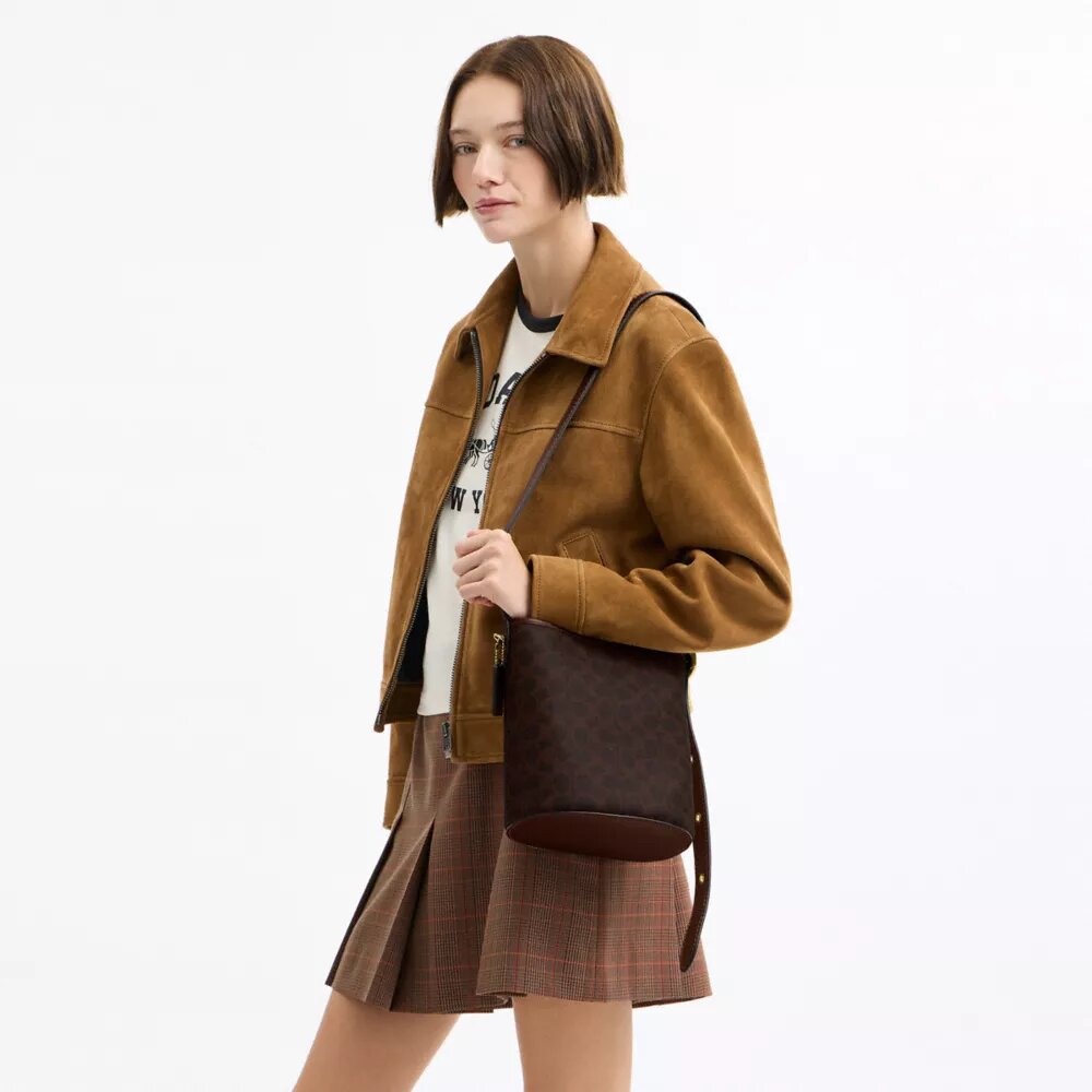 Bleecker Bucket Bag 21 aus Signature Canvas