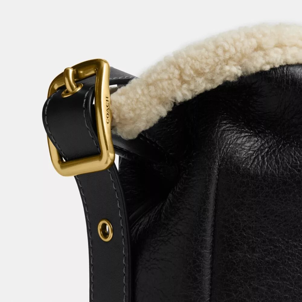 Bleecker Bucket Bag aus Lammfell