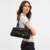 Bridget-Schultertasche mit Klappe aus „Loved Signature Canvas“ mit Anhängern