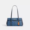 Bridget-Schultertasche mit Klappe aus Signature-Denim