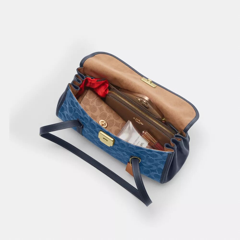 Bridget-Schultertasche mit Klappe aus Signature-Denim