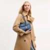 Bridget-Schultertasche mit Klappe aus Signature-Denim