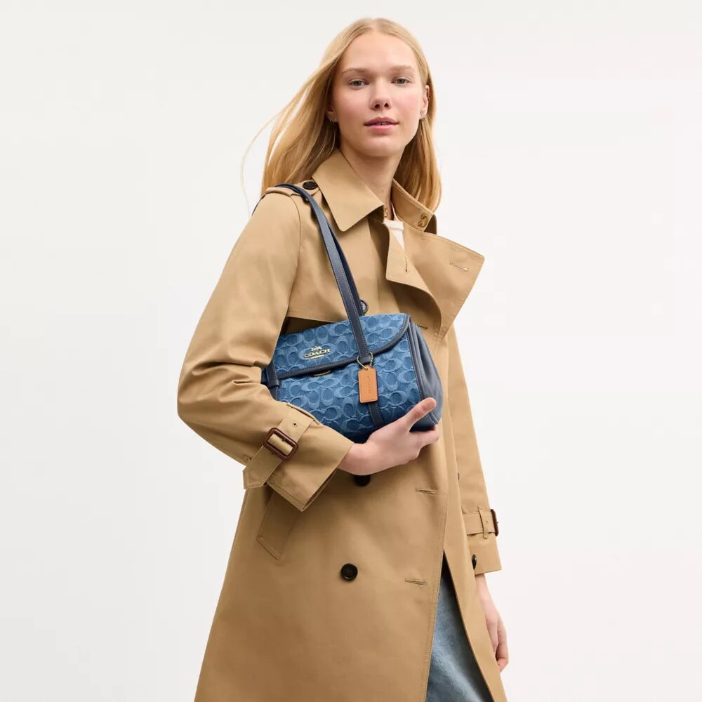Bridget-Schultertasche mit Klappe aus Signature-Denim