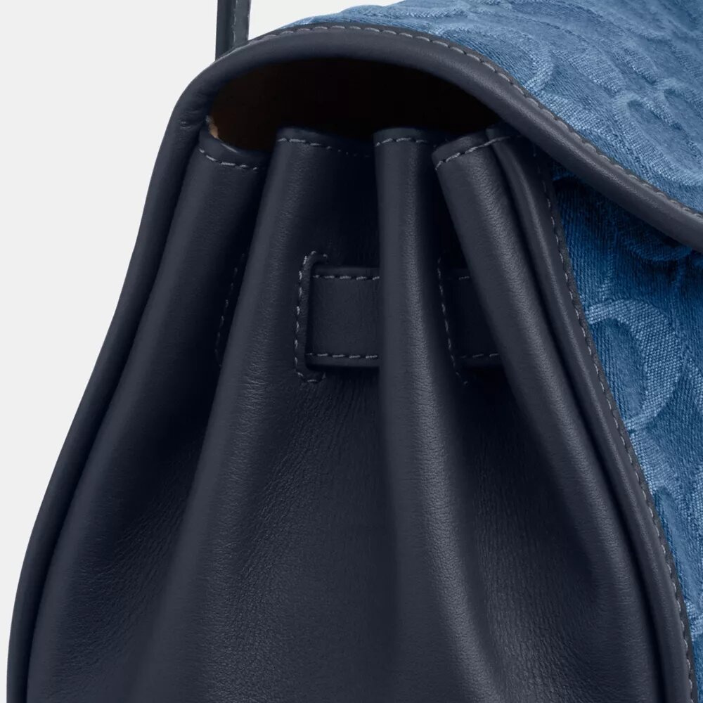 Bridget-Schultertasche mit Klappe aus Signature-Denim