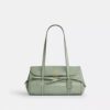 Bridget-Schultertasche mit Klappe und Schleifen