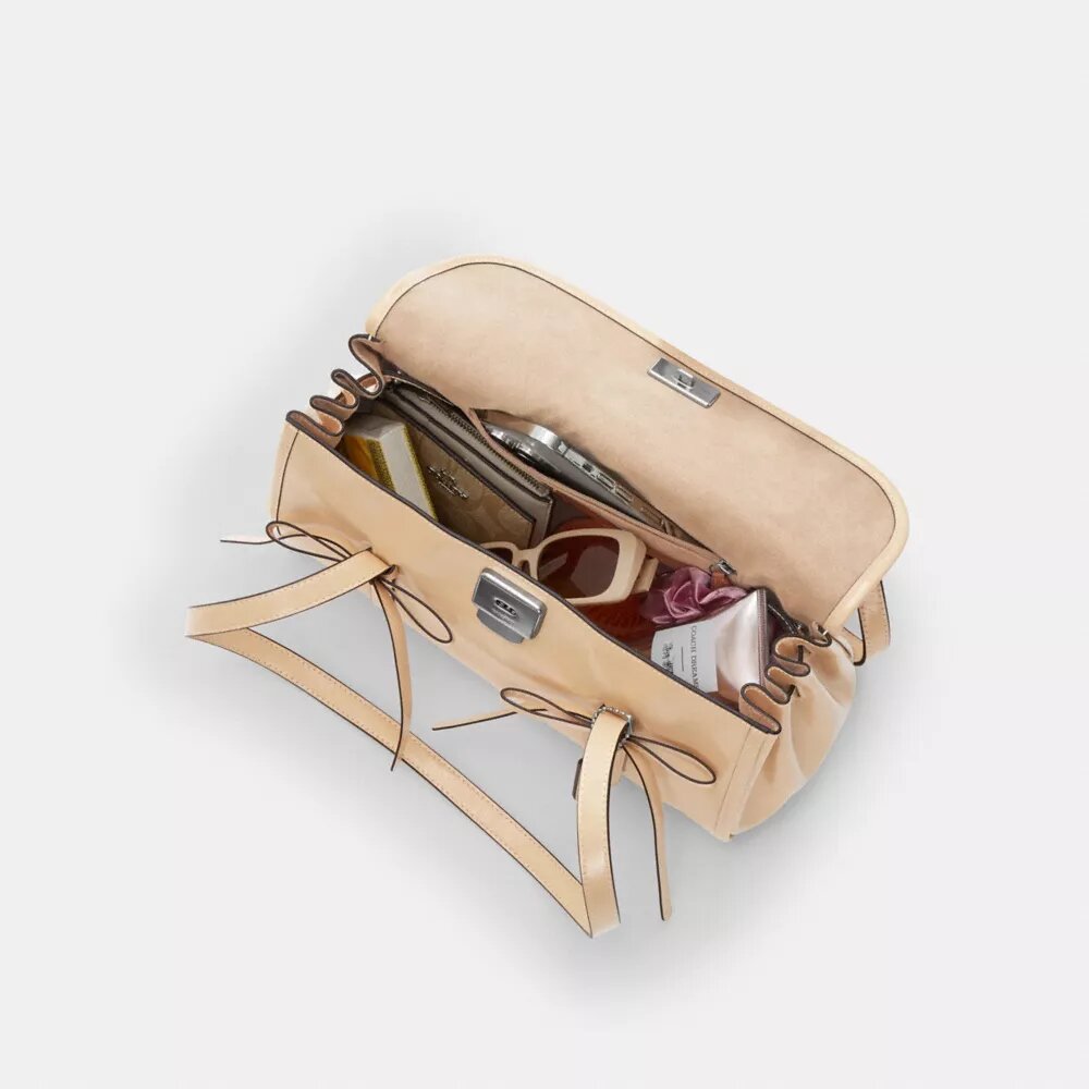 Bridget-Schultertasche mit Klappe und Schleifen