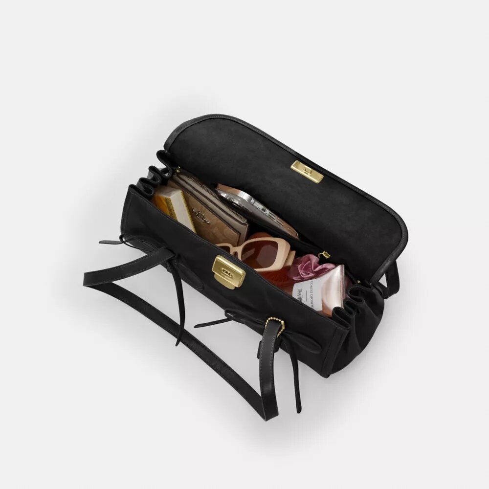 Bridget-Schultertasche mit Klappe und Schleifen