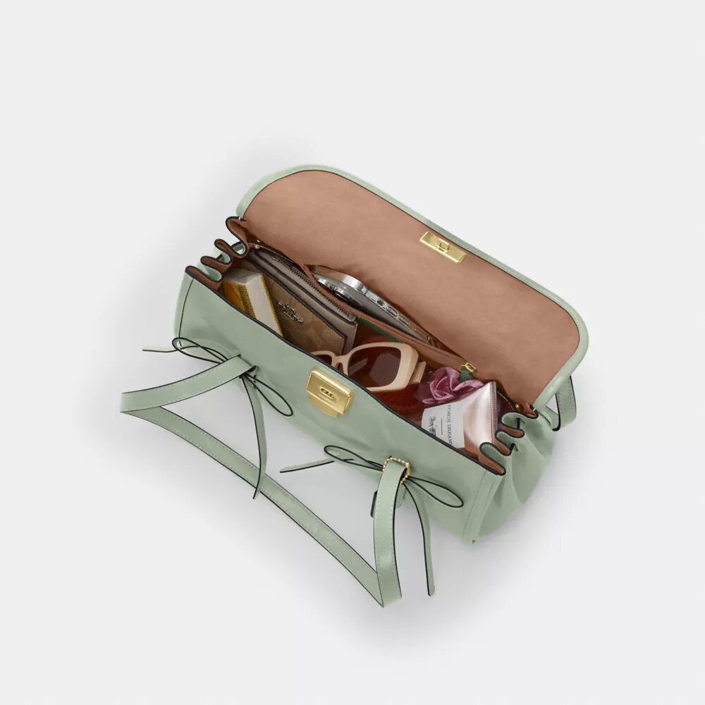 Bridget-Schultertasche mit Klappe und Schleifen