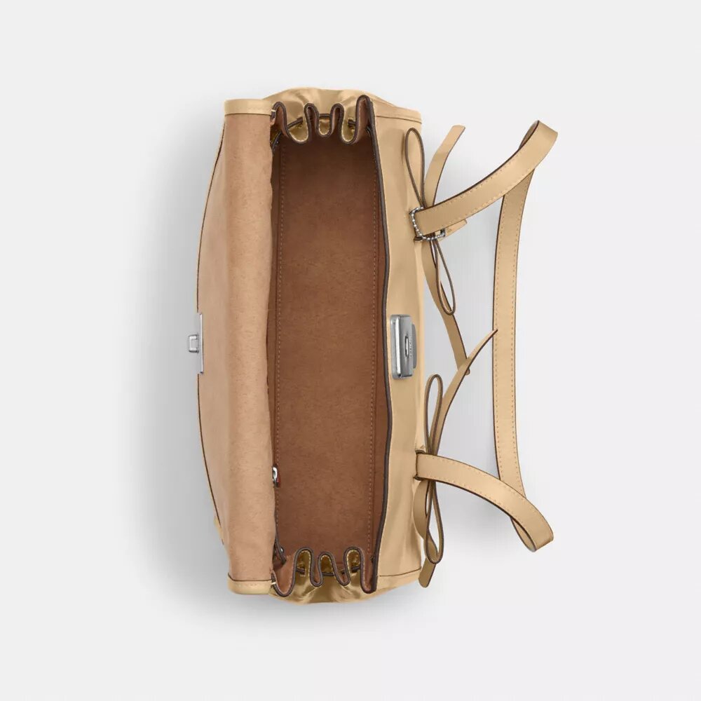 Bridget-Schultertasche mit Klappe und Schleifen