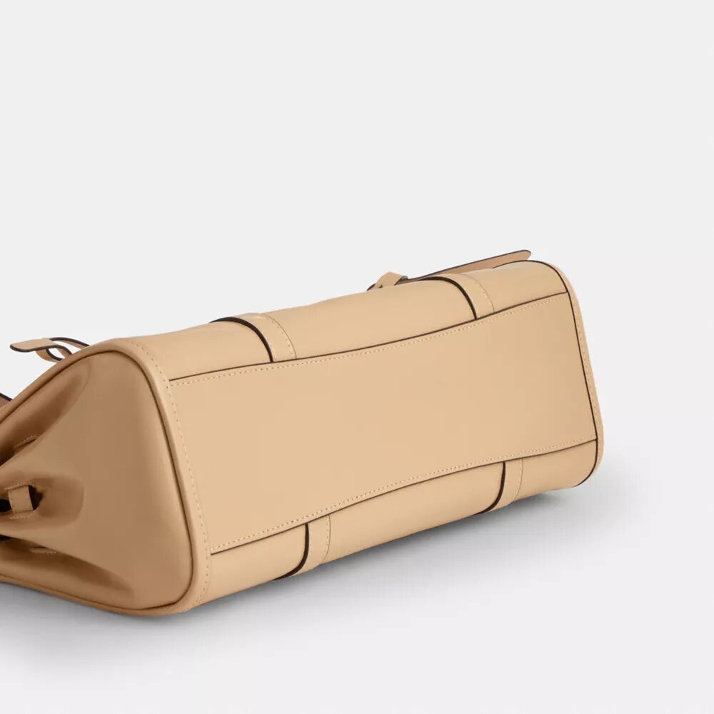 Bridget-Schultertasche mit Klappe und Schleifen