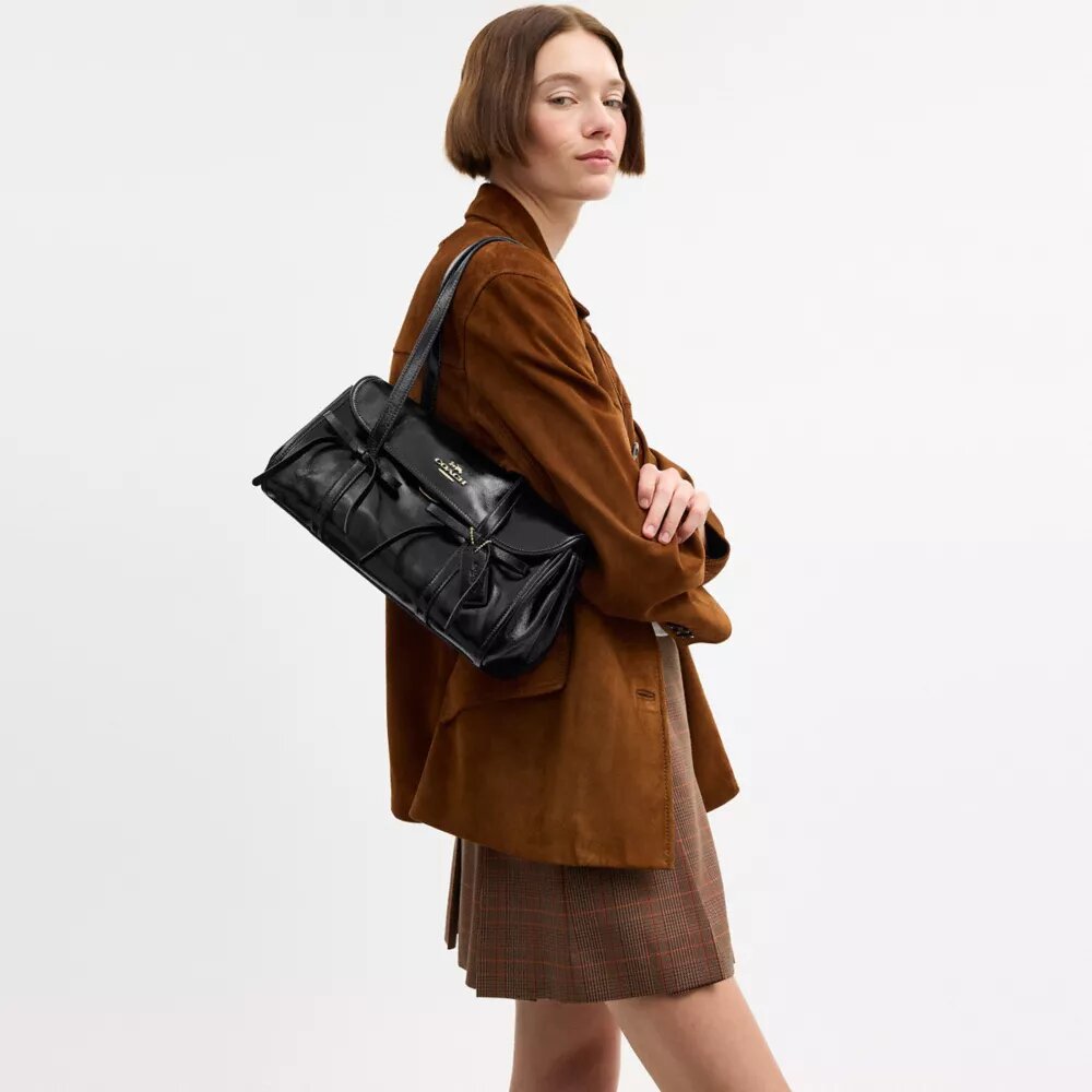 Bridget-Schultertasche mit Klappe und Schleifen