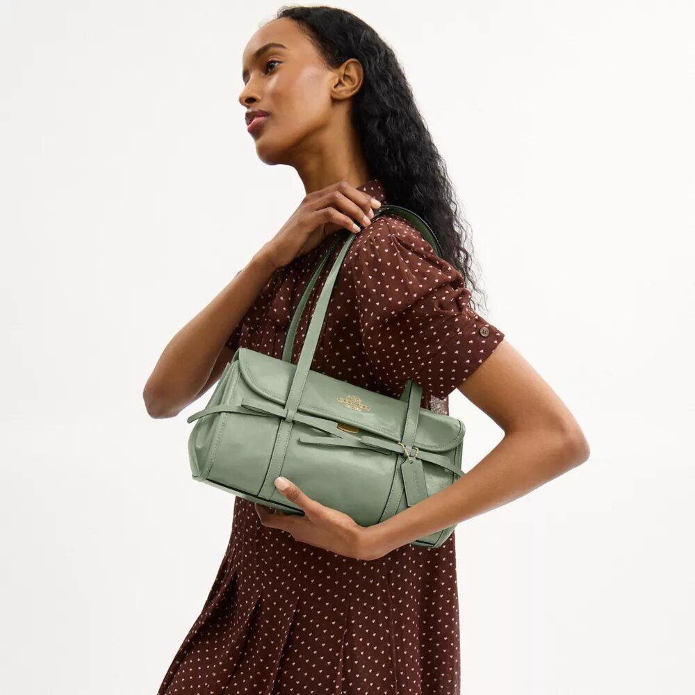Bridget-Schultertasche mit Klappe und Schleifen