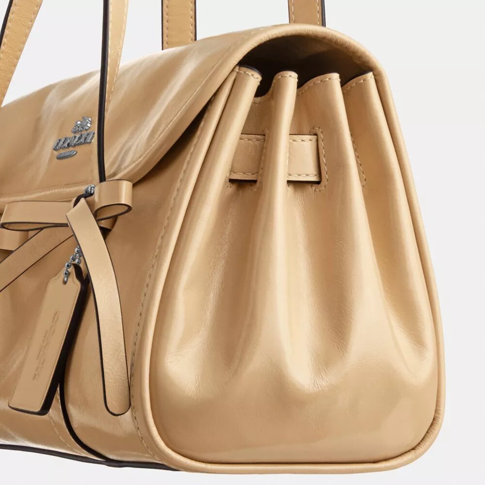 Bridget-Schultertasche mit Klappe und Schleifen