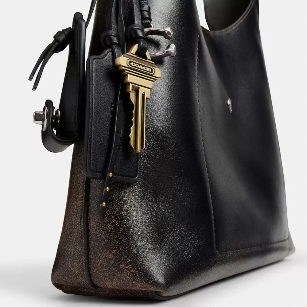 Brooklyn-Schultertasche 28 aus „Loved“-Leder