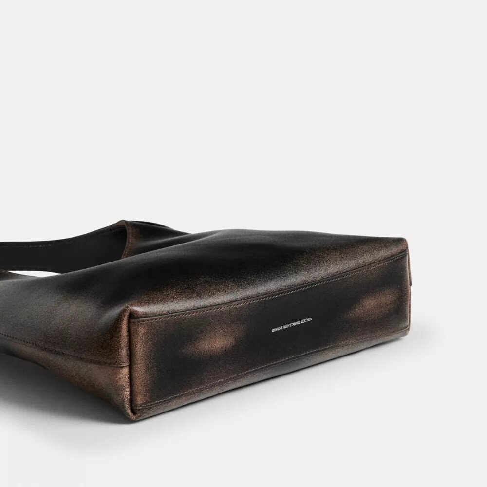 Brooklyn-Schultertasche 28 aus „Loved“-Leder