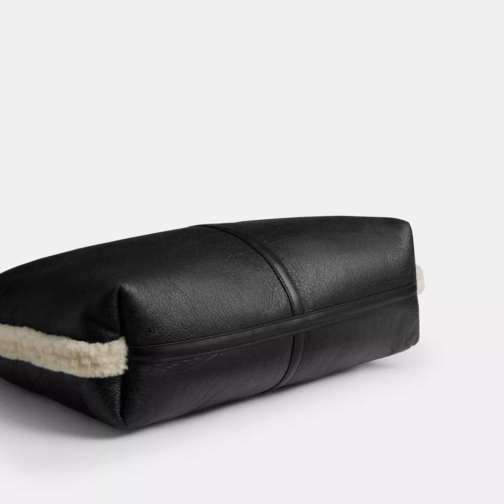 Brooklyn-Schultertasche 39 aus Lammfell
