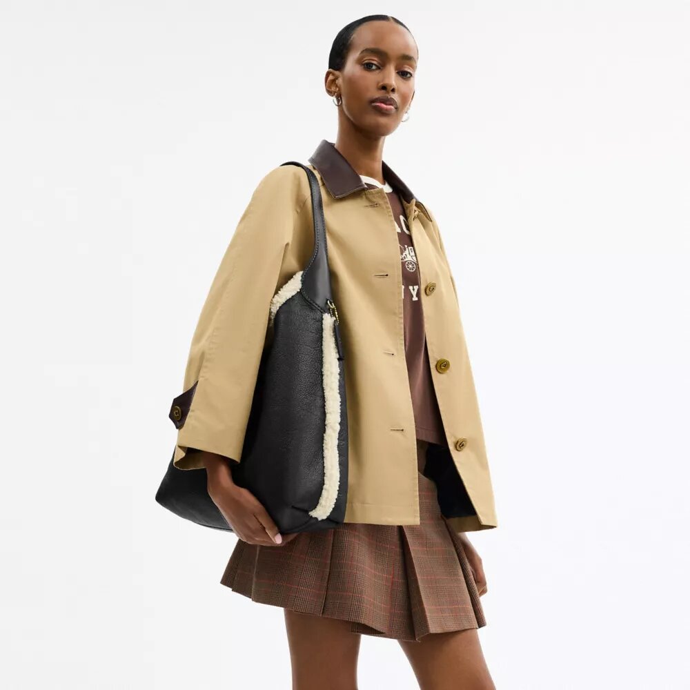 Brooklyn-Schultertasche 39 aus Lammfell