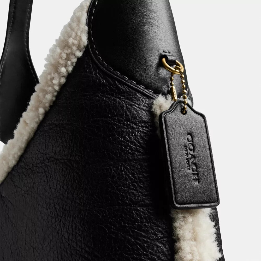 Brooklyn-Schultertasche 39 aus Lammfell