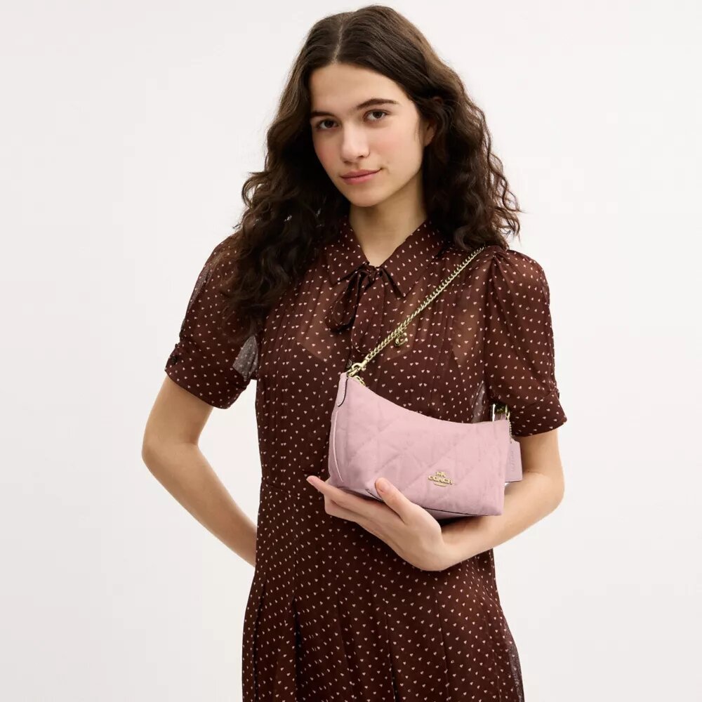 Caitlin-Schultertasche aus regenerativer Baumwolle mit Steppung und Anhänger