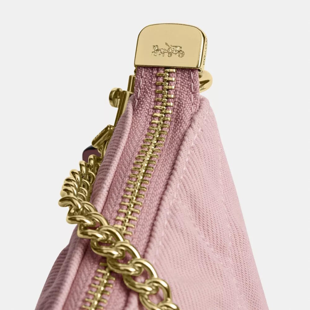 Caitlin-Schultertasche aus regenerativer Baumwolle mit Steppung und Anhänger