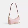 Caitlin-Schultertasche aus regenerativer Baumwolle mit Steppung und Anhänger