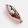 Caitlin-Schultertasche aus regenerativer Baumwolle mit Steppung und Anhänger