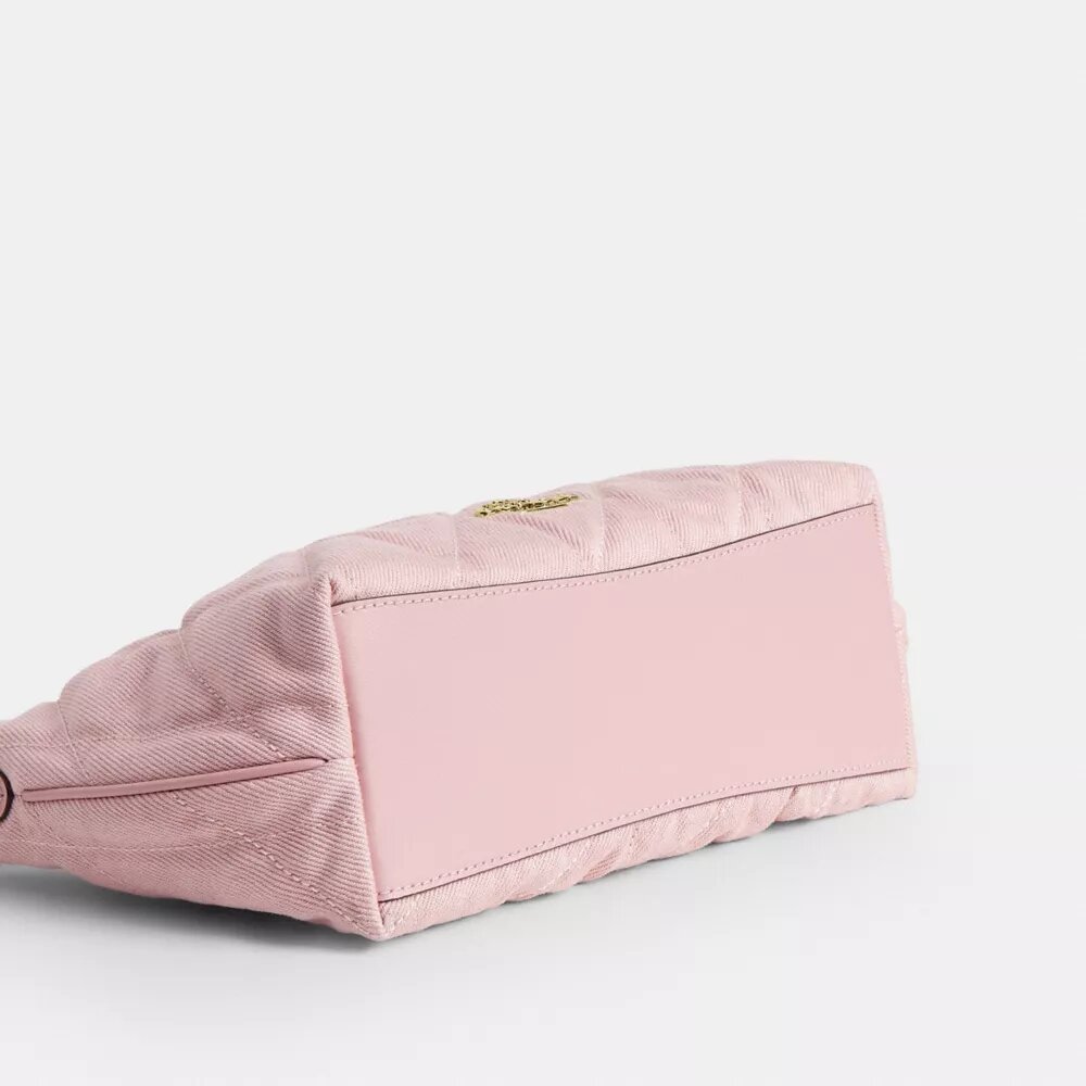 Caitlin-Schultertasche aus regenerativer Baumwolle mit Steppung und Anhänger