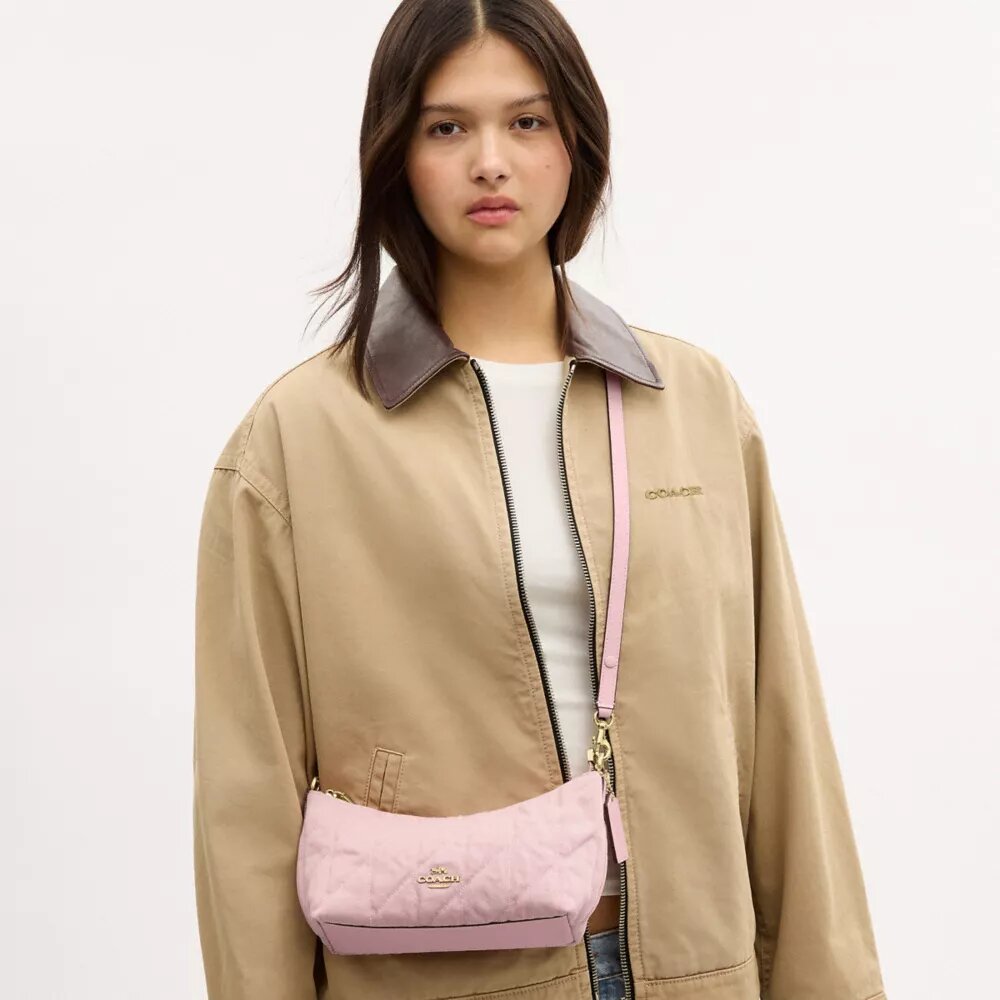Caitlin-Schultertasche aus regenerativer Baumwolle mit Steppung und Anhänger