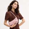 Caitlin-Schultertasche aus regenerativer Baumwolle mit Steppung und Anhänger