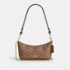 Caitlin-Schultertasche aus Signature Canvas