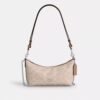 Caitlin-Schultertasche aus Signature Canvas