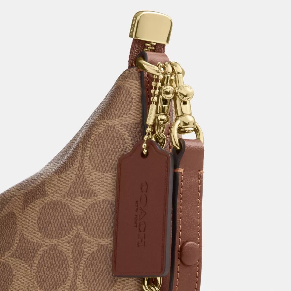 Caitlin-Schultertasche aus Signature Canvas
