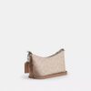 Caitlin-Schultertasche aus Signature Canvas