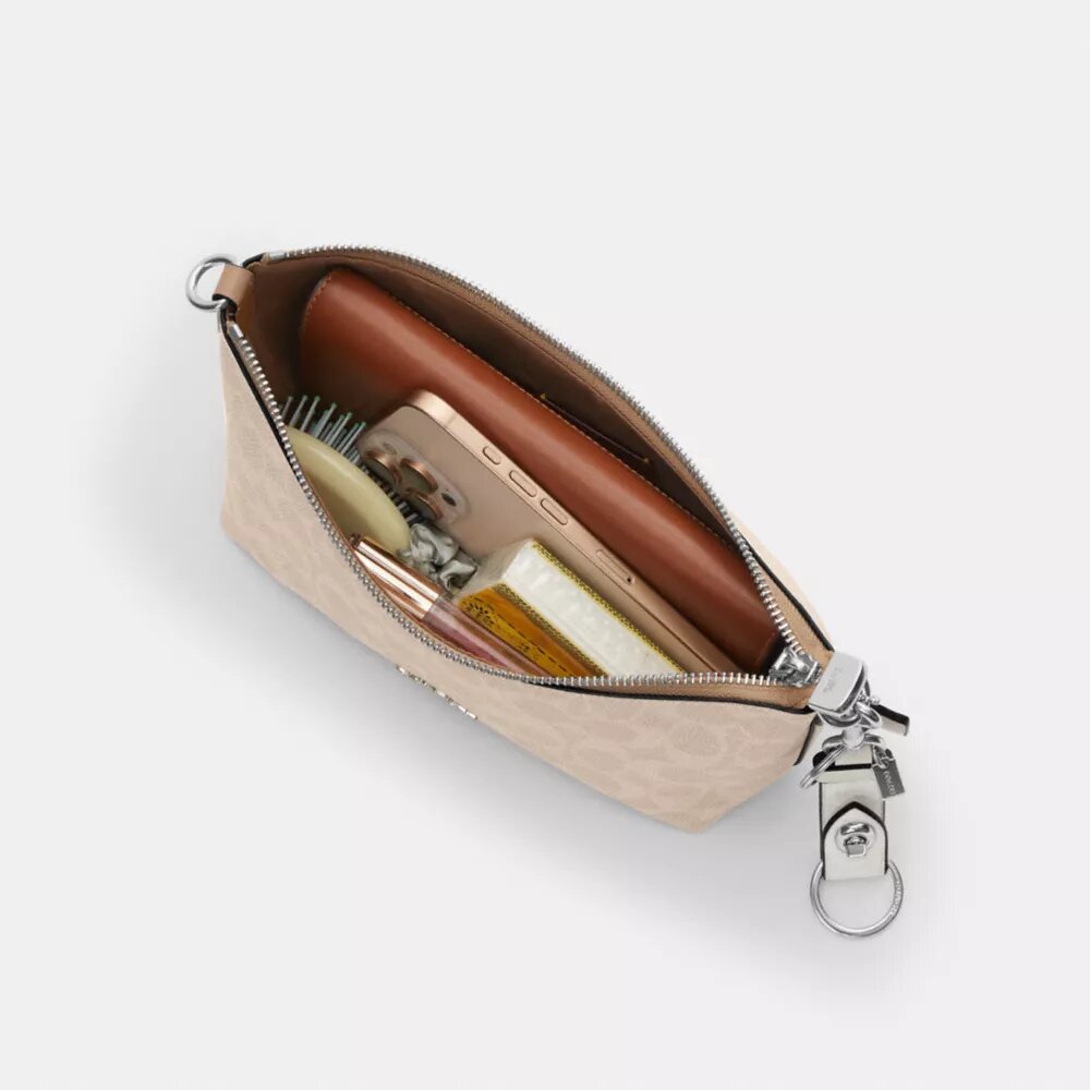 Caitlin-Schultertasche aus Signature Canvas