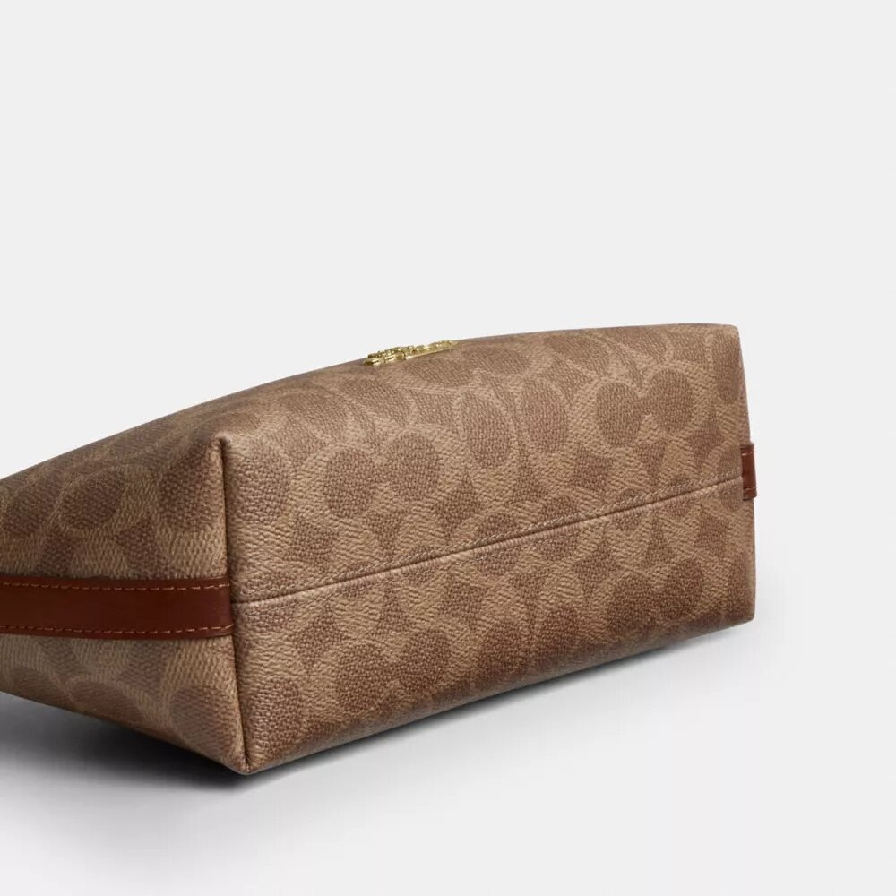 Caitlin-Schultertasche aus Signature Canvas