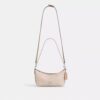 Caitlin-Schultertasche aus Signature Canvas