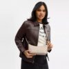 Caitlin-Schultertasche aus Signature Canvas