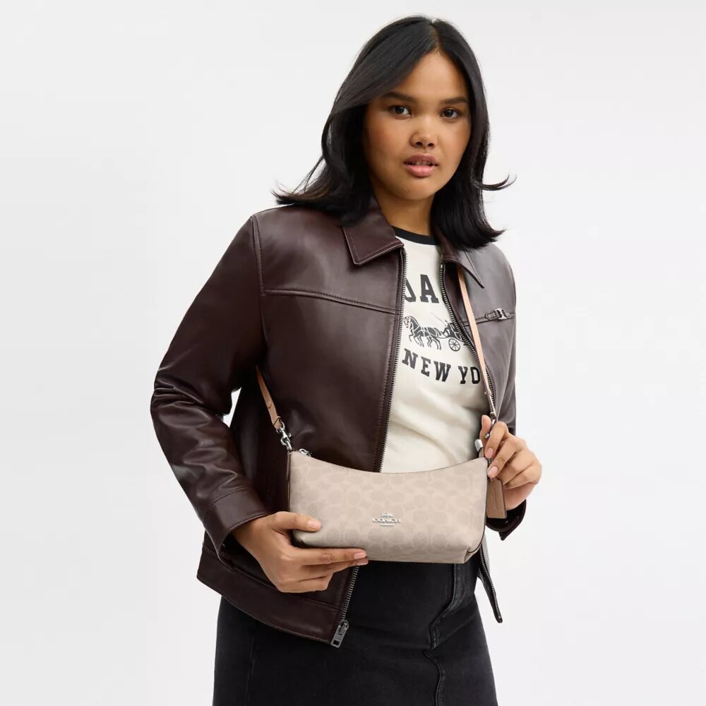 Caitlin-Schultertasche aus Signature Canvas