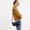 Caitlin-Schultertasche mit Steppung