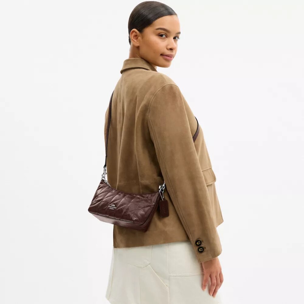 Caitlin-Schultertasche mit Steppung