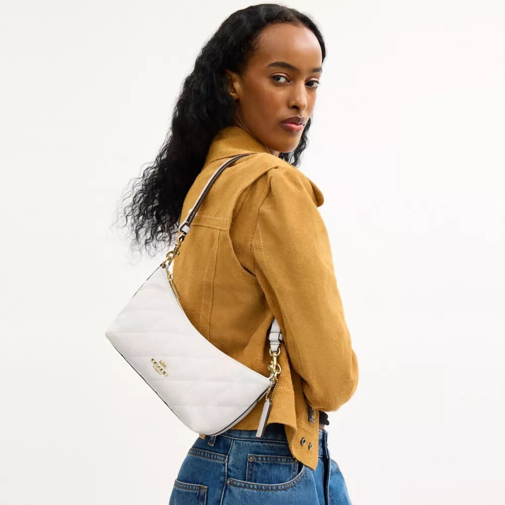 Caitlin-Schultertasche mit Steppung und Anhänger