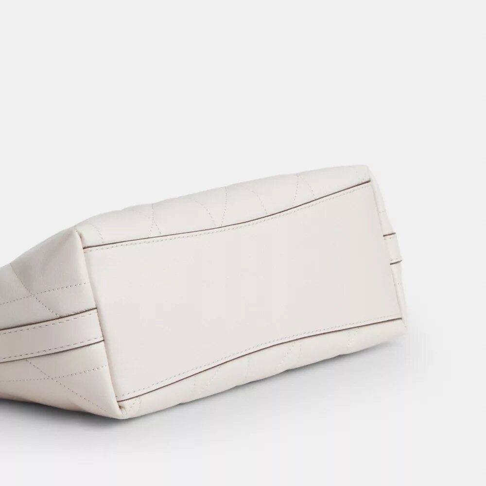 Caitlin-Schultertasche mit Steppung und Anhänger
